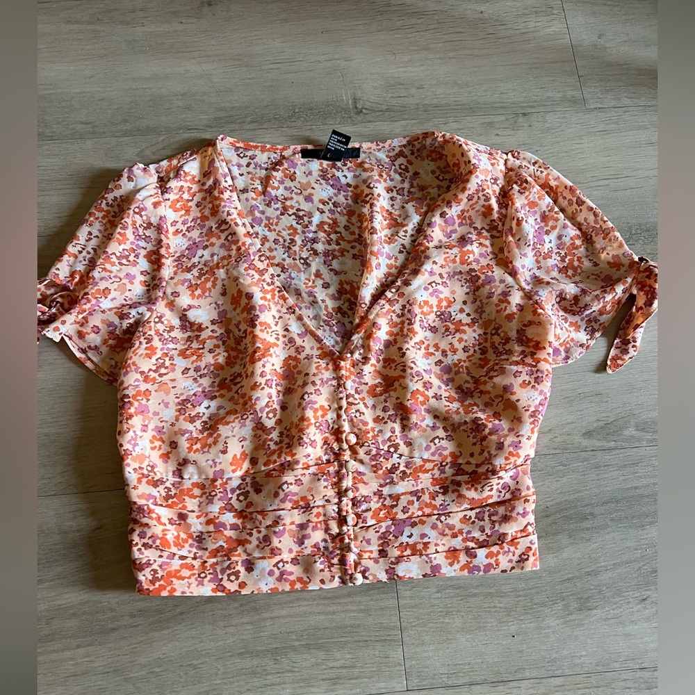 Floral cropped v neck blouse